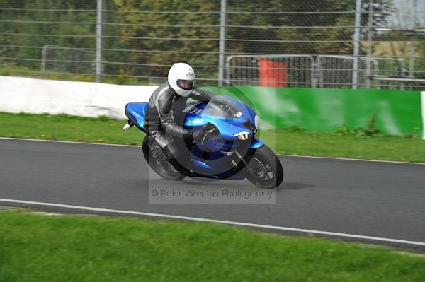 Mallory park Leicestershire;Mallory park photographs;Motorcycle action photographs;event digital images;eventdigitalimages;mallory park;no limits trackday;peter wileman photography;trackday;trackday digital images;trackday photos