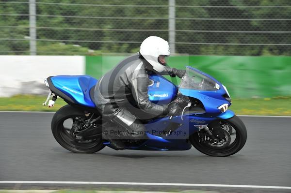 Mallory park Leicestershire;Mallory park photographs;Motorcycle action photographs;event digital images;eventdigitalimages;mallory park;no limits trackday;peter wileman photography;trackday;trackday digital images;trackday photos