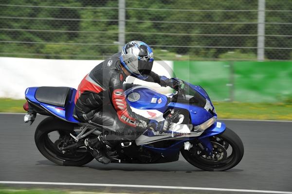 Mallory park Leicestershire;Mallory park photographs;Motorcycle action photographs;event digital images;eventdigitalimages;mallory park;no limits trackday;peter wileman photography;trackday;trackday digital images;trackday photos