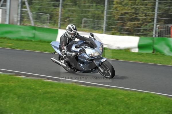 Mallory park Leicestershire;Mallory park photographs;Motorcycle action photographs;event digital images;eventdigitalimages;mallory park;no limits trackday;peter wileman photography;trackday;trackday digital images;trackday photos