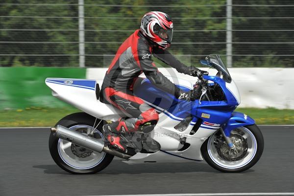 Mallory park Leicestershire;Mallory park photographs;Motorcycle action photographs;event digital images;eventdigitalimages;mallory park;no limits trackday;peter wileman photography;trackday;trackday digital images;trackday photos
