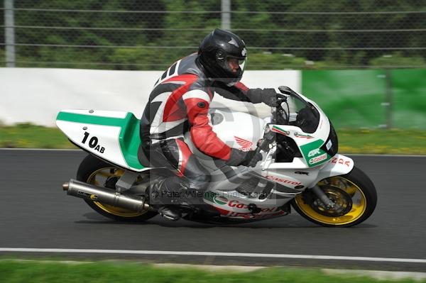 Mallory park Leicestershire;Mallory park photographs;Motorcycle action photographs;event digital images;eventdigitalimages;mallory park;no limits trackday;peter wileman photography;trackday;trackday digital images;trackday photos