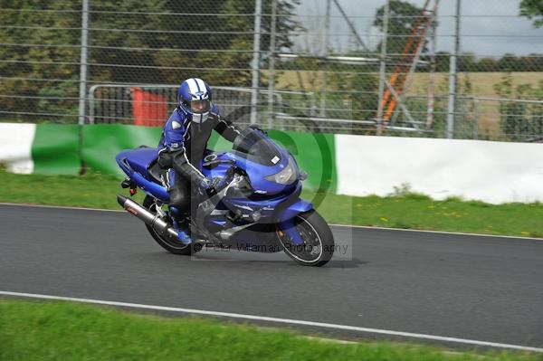 Mallory park Leicestershire;Mallory park photographs;Motorcycle action photographs;event digital images;eventdigitalimages;mallory park;no limits trackday;peter wileman photography;trackday;trackday digital images;trackday photos