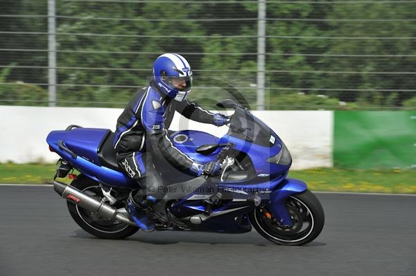 Mallory park Leicestershire;Mallory park photographs;Motorcycle action photographs;event digital images;eventdigitalimages;mallory park;no limits trackday;peter wileman photography;trackday;trackday digital images;trackday photos