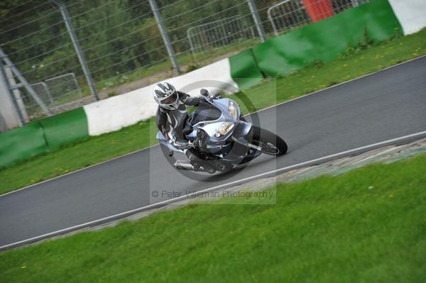 Mallory park Leicestershire;Mallory park photographs;Motorcycle action photographs;event digital images;eventdigitalimages;mallory park;no limits trackday;peter wileman photography;trackday;trackday digital images;trackday photos