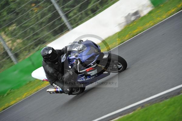 Mallory park Leicestershire;Mallory park photographs;Motorcycle action photographs;event digital images;eventdigitalimages;mallory park;no limits trackday;peter wileman photography;trackday;trackday digital images;trackday photos