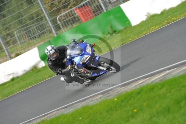 Mallory park Leicestershire;Mallory park photographs;Motorcycle action photographs;event digital images;eventdigitalimages;mallory park;no limits trackday;peter wileman photography;trackday;trackday digital images;trackday photos