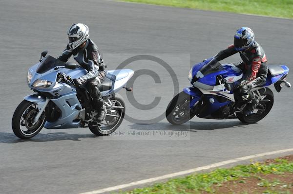 Mallory park Leicestershire;Mallory park photographs;Motorcycle action photographs;event digital images;eventdigitalimages;mallory park;no limits trackday;peter wileman photography;trackday;trackday digital images;trackday photos