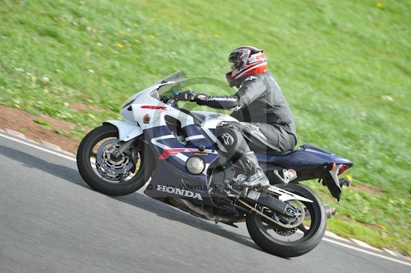 Mallory park Leicestershire;Mallory park photographs;Motorcycle action photographs;event digital images;eventdigitalimages;mallory park;no limits trackday;peter wileman photography;trackday;trackday digital images;trackday photos