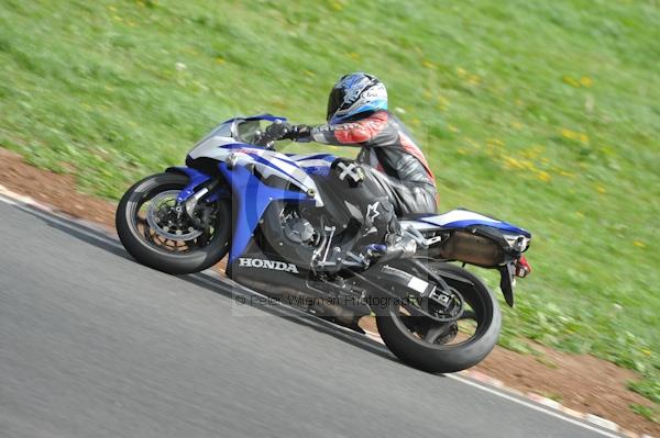 Mallory park Leicestershire;Mallory park photographs;Motorcycle action photographs;event digital images;eventdigitalimages;mallory park;no limits trackday;peter wileman photography;trackday;trackday digital images;trackday photos