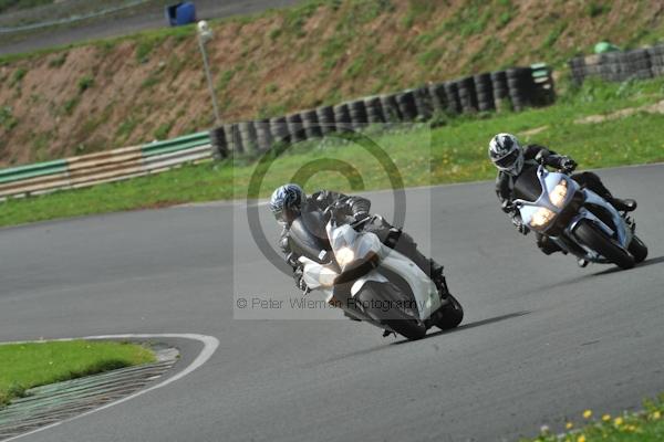 Mallory park Leicestershire;Mallory park photographs;Motorcycle action photographs;event digital images;eventdigitalimages;mallory park;no limits trackday;peter wileman photography;trackday;trackday digital images;trackday photos