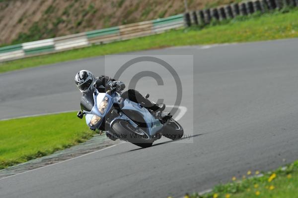 Mallory park Leicestershire;Mallory park photographs;Motorcycle action photographs;event digital images;eventdigitalimages;mallory park;no limits trackday;peter wileman photography;trackday;trackday digital images;trackday photos