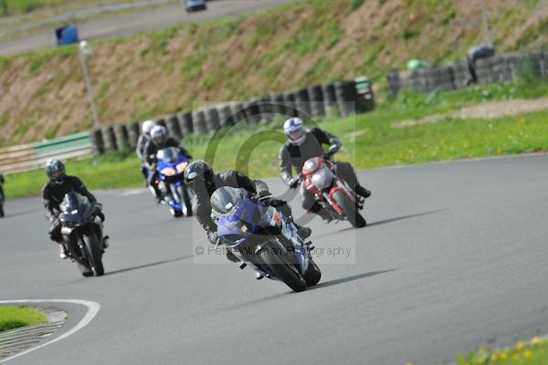 Mallory park Leicestershire;Mallory park photographs;Motorcycle action photographs;event digital images;eventdigitalimages;mallory park;no limits trackday;peter wileman photography;trackday;trackday digital images;trackday photos