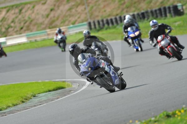Mallory park Leicestershire;Mallory park photographs;Motorcycle action photographs;event digital images;eventdigitalimages;mallory park;no limits trackday;peter wileman photography;trackday;trackday digital images;trackday photos