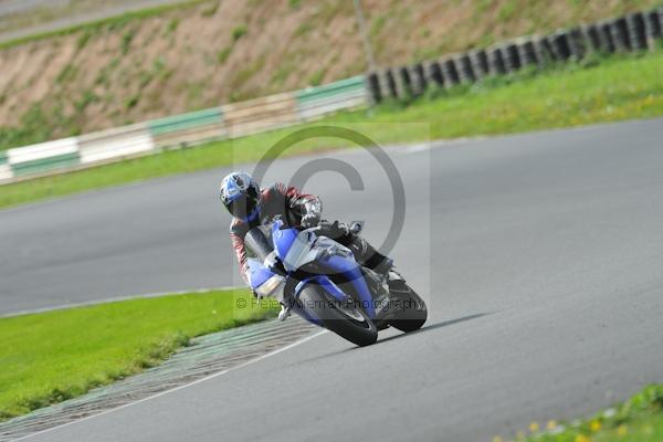 Mallory park Leicestershire;Mallory park photographs;Motorcycle action photographs;event digital images;eventdigitalimages;mallory park;no limits trackday;peter wileman photography;trackday;trackday digital images;trackday photos