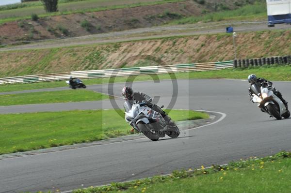 Mallory park Leicestershire;Mallory park photographs;Motorcycle action photographs;event digital images;eventdigitalimages;mallory park;no limits trackday;peter wileman photography;trackday;trackday digital images;trackday photos