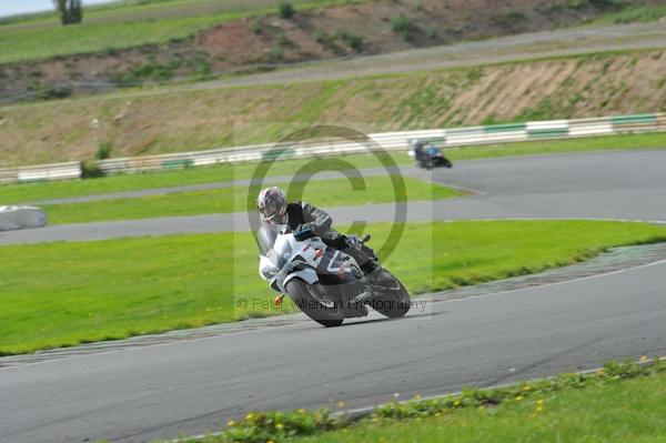 Mallory park Leicestershire;Mallory park photographs;Motorcycle action photographs;event digital images;eventdigitalimages;mallory park;no limits trackday;peter wileman photography;trackday;trackday digital images;trackday photos