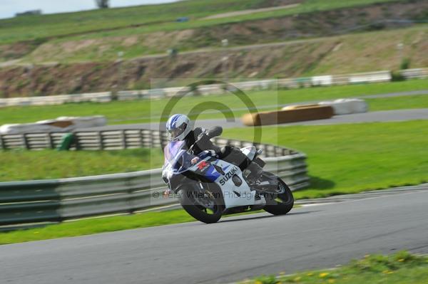 Mallory park Leicestershire;Mallory park photographs;Motorcycle action photographs;event digital images;eventdigitalimages;mallory park;no limits trackday;peter wileman photography;trackday;trackday digital images;trackday photos