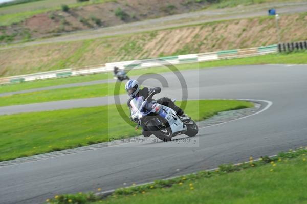 Mallory park Leicestershire;Mallory park photographs;Motorcycle action photographs;event digital images;eventdigitalimages;mallory park;no limits trackday;peter wileman photography;trackday;trackday digital images;trackday photos