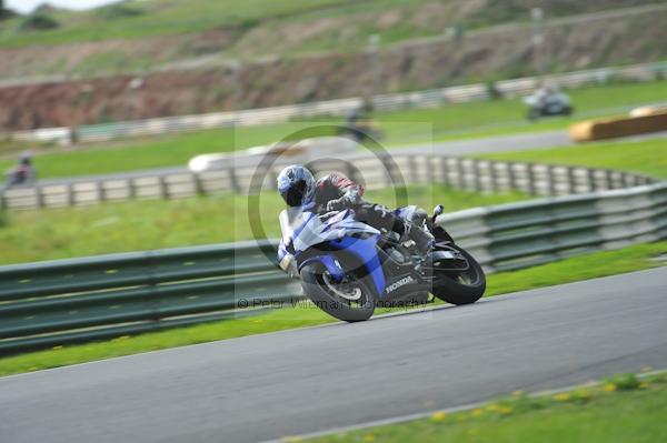 Mallory park Leicestershire;Mallory park photographs;Motorcycle action photographs;event digital images;eventdigitalimages;mallory park;no limits trackday;peter wileman photography;trackday;trackday digital images;trackday photos