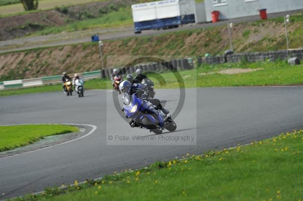 Mallory park Leicestershire;Mallory park photographs;Motorcycle action photographs;event digital images;eventdigitalimages;mallory park;no limits trackday;peter wileman photography;trackday;trackday digital images;trackday photos