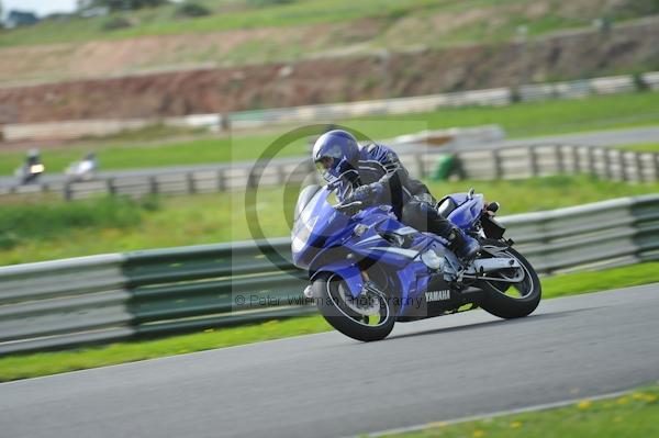 Mallory park Leicestershire;Mallory park photographs;Motorcycle action photographs;event digital images;eventdigitalimages;mallory park;no limits trackday;peter wileman photography;trackday;trackday digital images;trackday photos