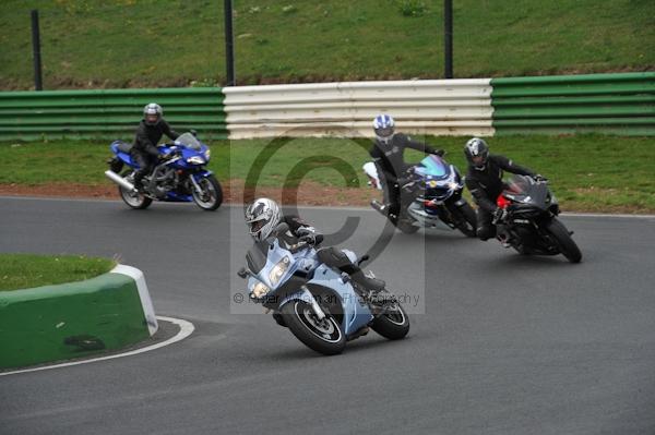 Mallory park Leicestershire;Mallory park photographs;Motorcycle action photographs;event digital images;eventdigitalimages;mallory park;no limits trackday;peter wileman photography;trackday;trackday digital images;trackday photos