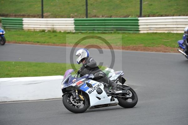 Mallory park Leicestershire;Mallory park photographs;Motorcycle action photographs;event digital images;eventdigitalimages;mallory park;no limits trackday;peter wileman photography;trackday;trackday digital images;trackday photos