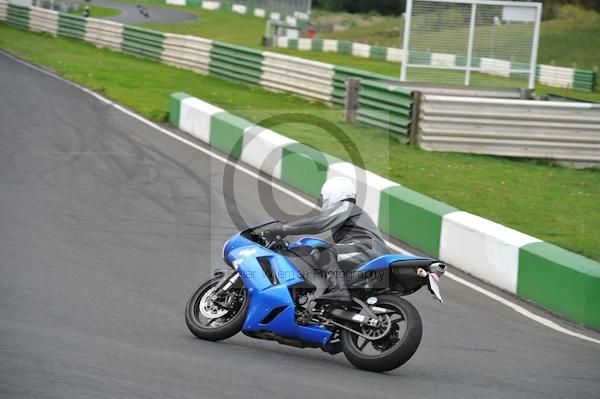 Mallory park Leicestershire;Mallory park photographs;Motorcycle action photographs;event digital images;eventdigitalimages;mallory park;no limits trackday;peter wileman photography;trackday;trackday digital images;trackday photos