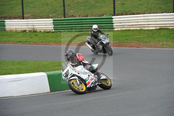 Mallory park Leicestershire;Mallory park photographs;Motorcycle action photographs;event digital images;eventdigitalimages;mallory park;no limits trackday;peter wileman photography;trackday;trackday digital images;trackday photos