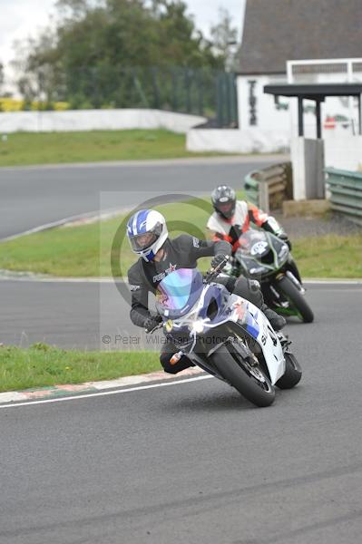 Mallory park Leicestershire;Mallory park photographs;Motorcycle action photographs;event digital images;eventdigitalimages;mallory park;no limits trackday;peter wileman photography;trackday;trackday digital images;trackday photos