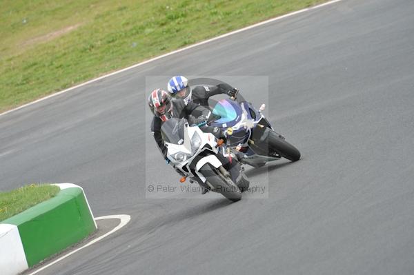 Mallory park Leicestershire;Mallory park photographs;Motorcycle action photographs;event digital images;eventdigitalimages;mallory park;no limits trackday;peter wileman photography;trackday;trackday digital images;trackday photos