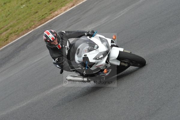 Mallory park Leicestershire;Mallory park photographs;Motorcycle action photographs;event digital images;eventdigitalimages;mallory park;no limits trackday;peter wileman photography;trackday;trackday digital images;trackday photos