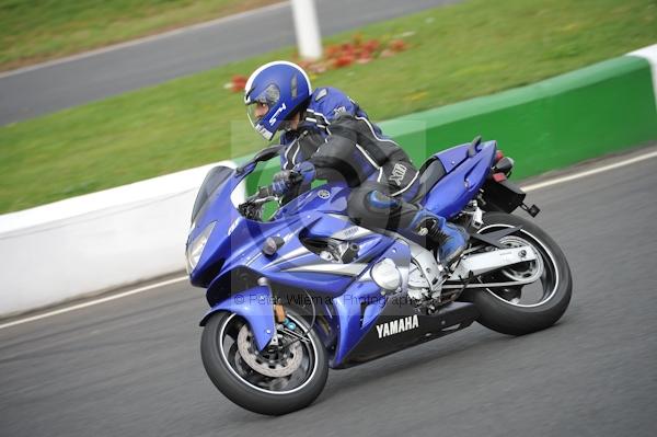 Mallory park Leicestershire;Mallory park photographs;Motorcycle action photographs;event digital images;eventdigitalimages;mallory park;no limits trackday;peter wileman photography;trackday;trackday digital images;trackday photos