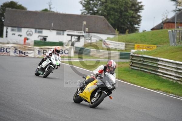 Mallory park Leicestershire;Mallory park photographs;Motorcycle action photographs;event digital images;eventdigitalimages;mallory park;no limits trackday;peter wileman photography;trackday;trackday digital images;trackday photos