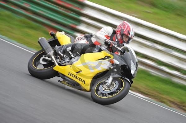 Mallory park Leicestershire;Mallory park photographs;Motorcycle action photographs;event digital images;eventdigitalimages;mallory park;no limits trackday;peter wileman photography;trackday;trackday digital images;trackday photos