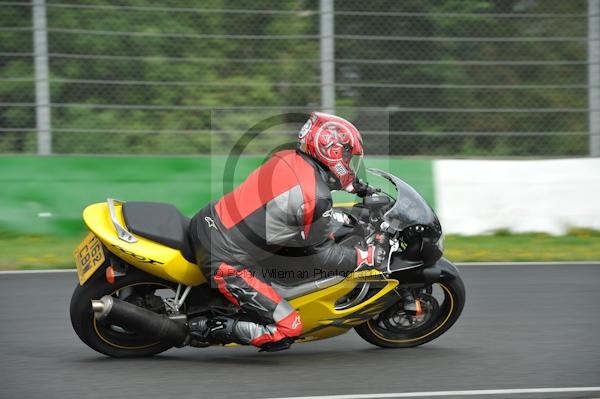 Mallory park Leicestershire;Mallory park photographs;Motorcycle action photographs;event digital images;eventdigitalimages;mallory park;no limits trackday;peter wileman photography;trackday;trackday digital images;trackday photos