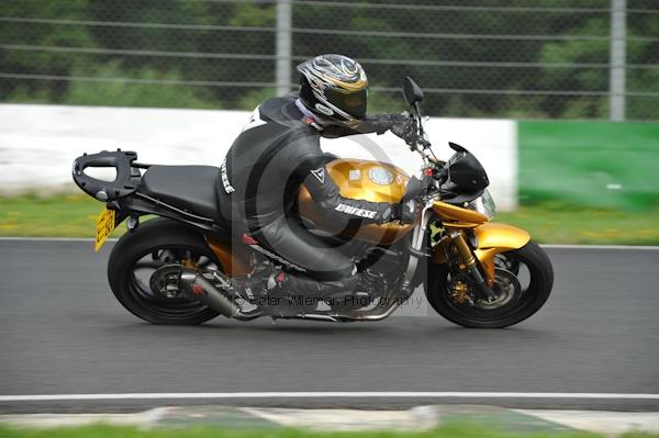 Mallory park Leicestershire;Mallory park photographs;Motorcycle action photographs;event digital images;eventdigitalimages;mallory park;no limits trackday;peter wileman photography;trackday;trackday digital images;trackday photos