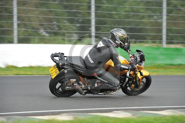 Mallory park Leicestershire;Mallory park photographs;Motorcycle action photographs;event digital images;eventdigitalimages;mallory park;no limits trackday;peter wileman photography;trackday;trackday digital images;trackday photos