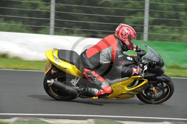 Mallory park Leicestershire;Mallory park photographs;Motorcycle action photographs;event digital images;eventdigitalimages;mallory park;no limits trackday;peter wileman photography;trackday;trackday digital images;trackday photos