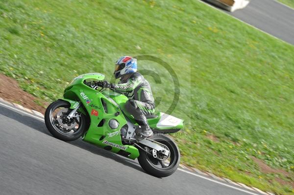 Mallory park Leicestershire;Mallory park photographs;Motorcycle action photographs;event digital images;eventdigitalimages;mallory park;no limits trackday;peter wileman photography;trackday;trackday digital images;trackday photos