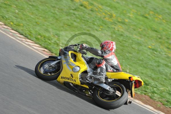 Mallory park Leicestershire;Mallory park photographs;Motorcycle action photographs;event digital images;eventdigitalimages;mallory park;no limits trackday;peter wileman photography;trackday;trackday digital images;trackday photos