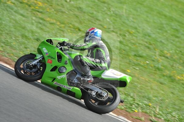 Mallory park Leicestershire;Mallory park photographs;Motorcycle action photographs;event digital images;eventdigitalimages;mallory park;no limits trackday;peter wileman photography;trackday;trackday digital images;trackday photos