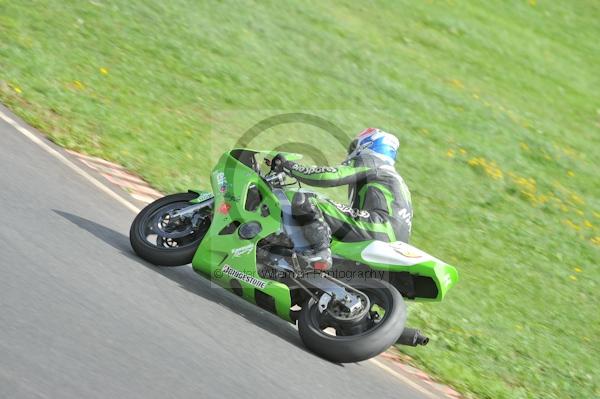 Mallory park Leicestershire;Mallory park photographs;Motorcycle action photographs;event digital images;eventdigitalimages;mallory park;no limits trackday;peter wileman photography;trackday;trackday digital images;trackday photos