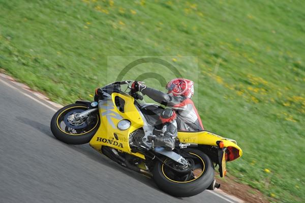 Mallory park Leicestershire;Mallory park photographs;Motorcycle action photographs;event digital images;eventdigitalimages;mallory park;no limits trackday;peter wileman photography;trackday;trackday digital images;trackday photos