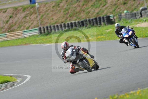 Mallory park Leicestershire;Mallory park photographs;Motorcycle action photographs;event digital images;eventdigitalimages;mallory park;no limits trackday;peter wileman photography;trackday;trackday digital images;trackday photos