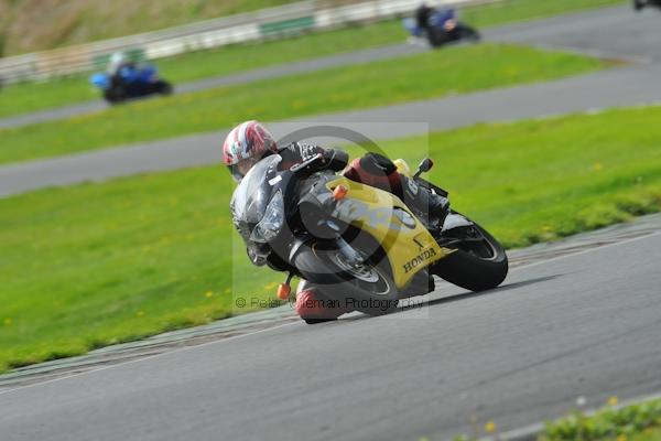 Mallory park Leicestershire;Mallory park photographs;Motorcycle action photographs;event digital images;eventdigitalimages;mallory park;no limits trackday;peter wileman photography;trackday;trackday digital images;trackday photos