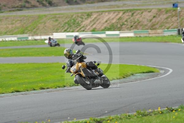 Mallory park Leicestershire;Mallory park photographs;Motorcycle action photographs;event digital images;eventdigitalimages;mallory park;no limits trackday;peter wileman photography;trackday;trackday digital images;trackday photos