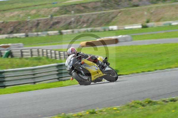 Mallory park Leicestershire;Mallory park photographs;Motorcycle action photographs;event digital images;eventdigitalimages;mallory park;no limits trackday;peter wileman photography;trackday;trackday digital images;trackday photos