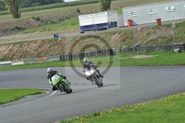 Mallory park Leicestershire;Mallory park photographs;Motorcycle action photographs;event digital images;eventdigitalimages;mallory park;no limits trackday;peter wileman photography;trackday;trackday digital images;trackday photos